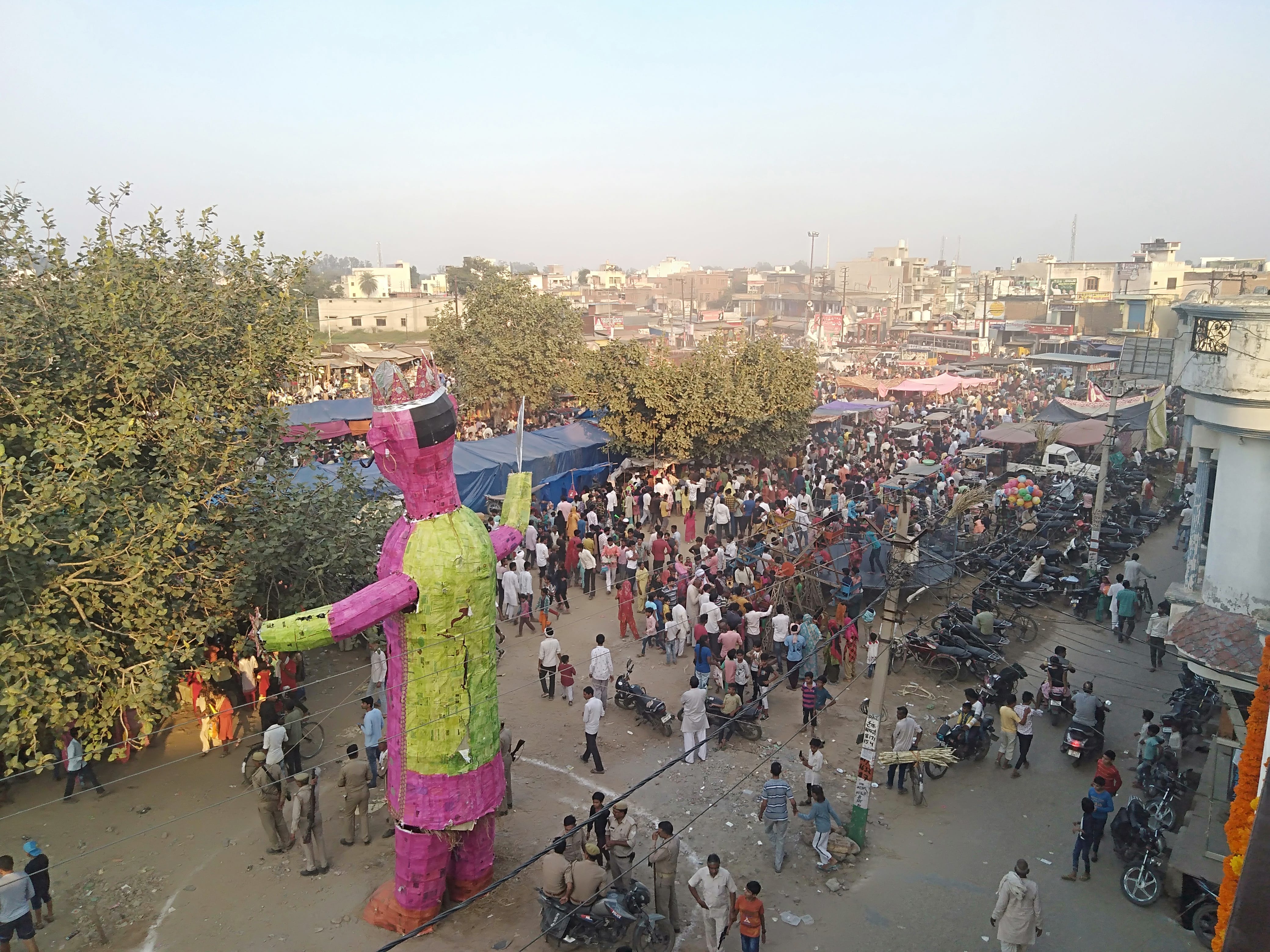 शाहपुर में दशहरे पर्व पर  रावण के विशालकाय पुतले का दहन के दौरान उमडी भीड़।