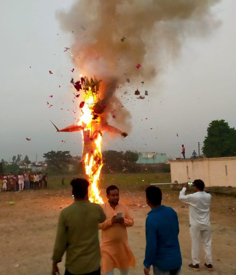 हसनपुर लुहारी में रावण का पुतला दहन। हसनपुर लुहारी में रावण का पुतला दहन।
