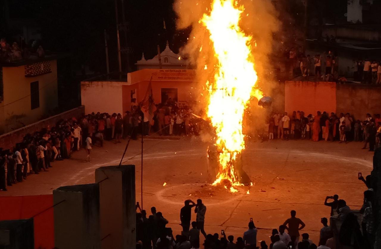 रामपुर मनिहारान में जलता रावण का पुतला रामपुर मनिहारान में जलता रावण का पुतला