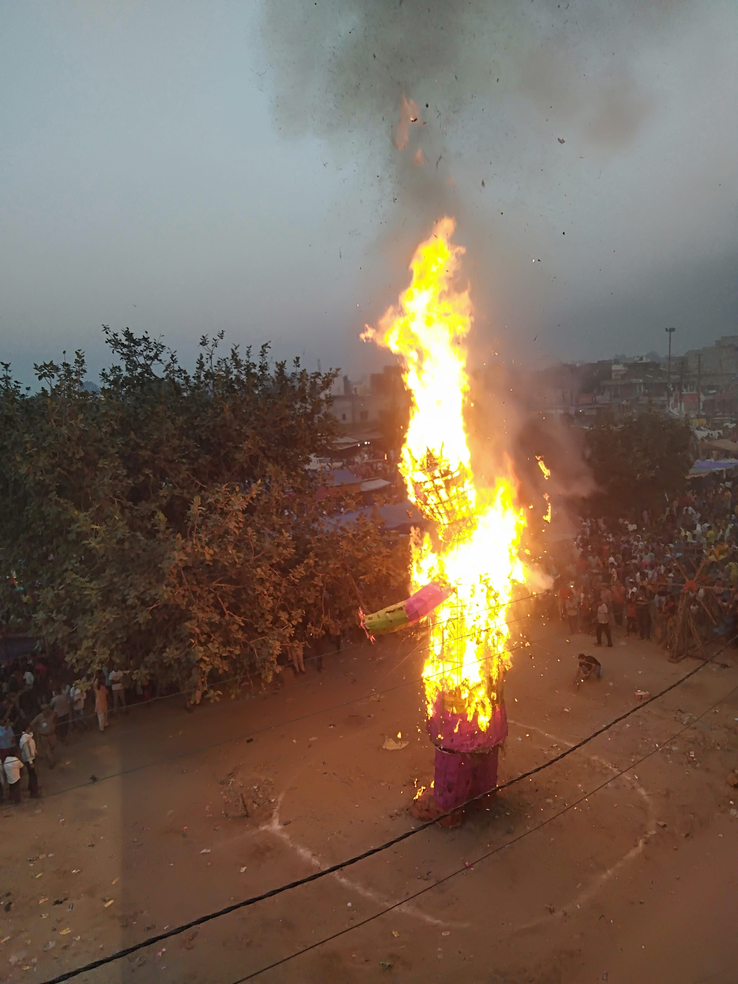शाहपुर में दशहरे पर्व पर  रावण के विशालकाय पुतले का होता दहन ।