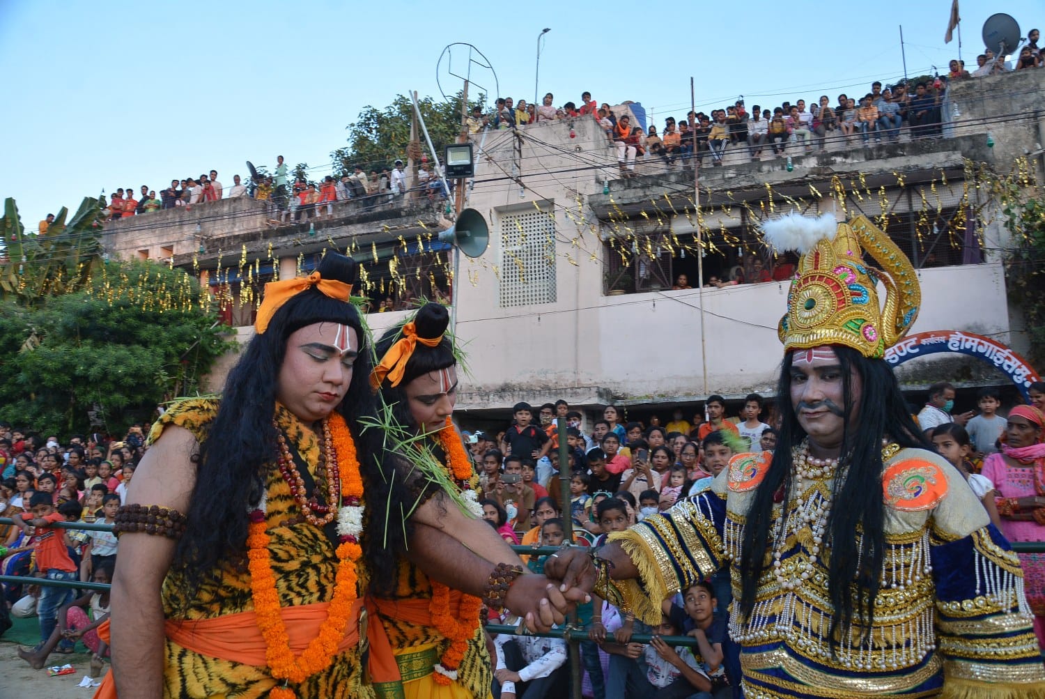 विजयदशमी पर्व पर रावण द्वारा  राम लक्ष्मण को  मूछित करने का मंचन करते कलाकार।
