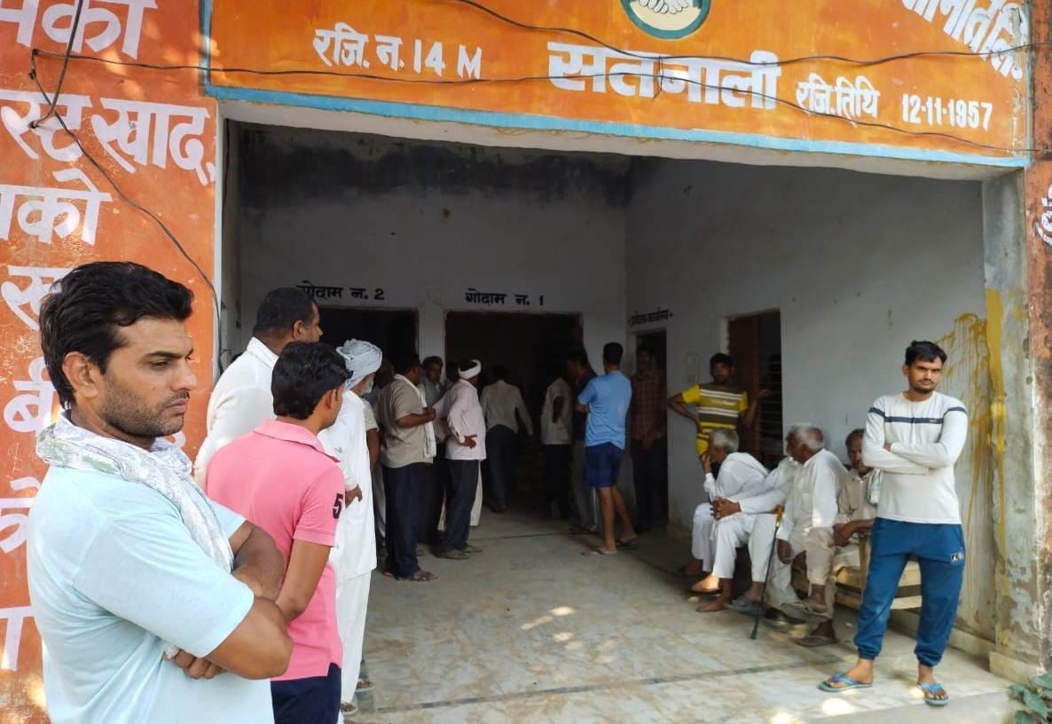सतनाली में खाद के लिए किसानों की लगी लंबी लाइन सतनाली में खाद के लिए किसानों की लगी लंबी लाइन