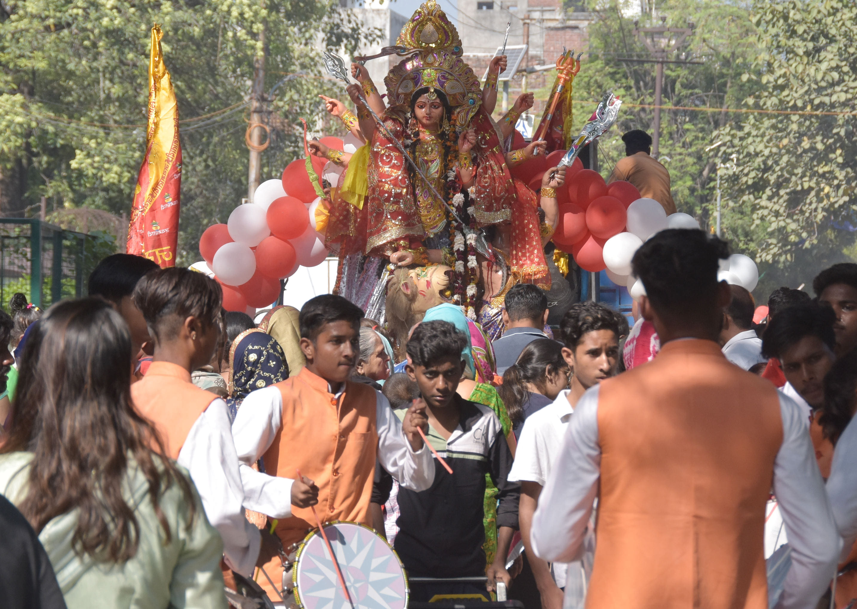 खलासी लाइन शिव दयाल हता से दुर्गा विर्सजन को नाचते गाते जाते श्रद्घालु खलासी लाइन शिव दयाल हता से दुर्गा विर्सजन को नाचते गाते जाते श्रद्घालु