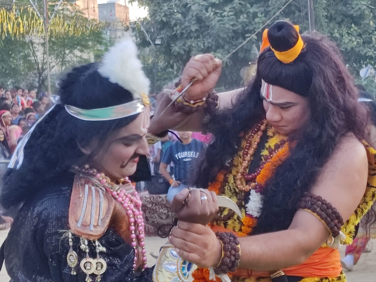 मुजफ्फरनगर में पटेलनगर की रामलीला में रावण दहन से पूर्व युद्ध का मंचन करते कलाकार।