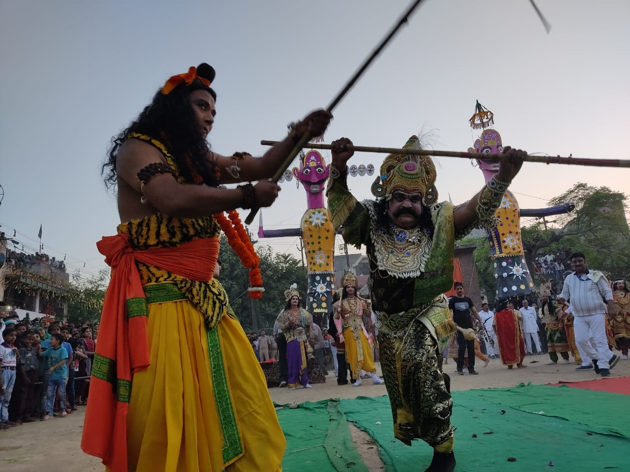 मुजफ्फरनगर में  विजयदशमी पर राम-रावण युद्व का मंचन करते कलाकार।