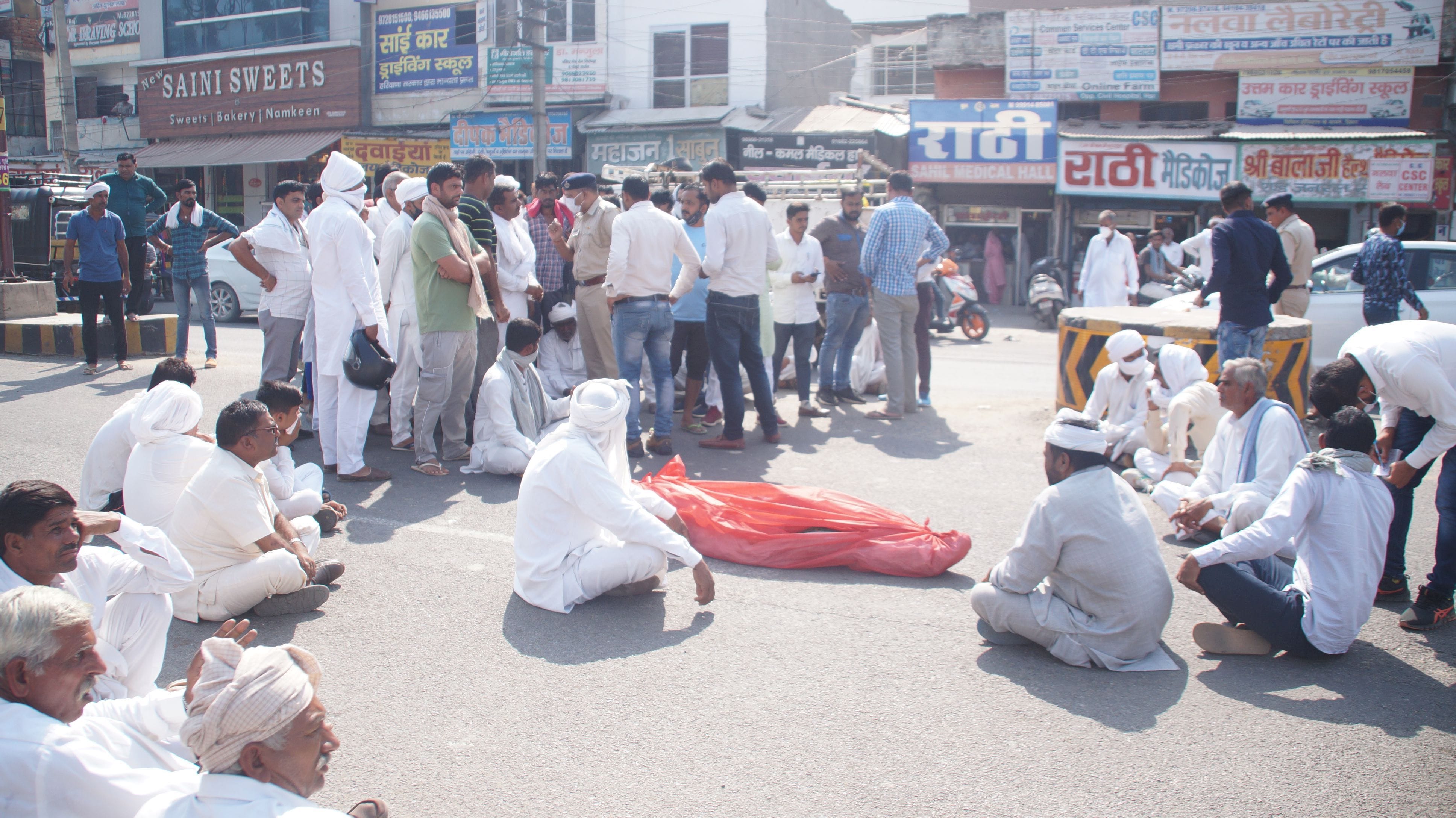 रोड पर शव रखकर जाम लगाते मृतका के परिजन।        संवाद