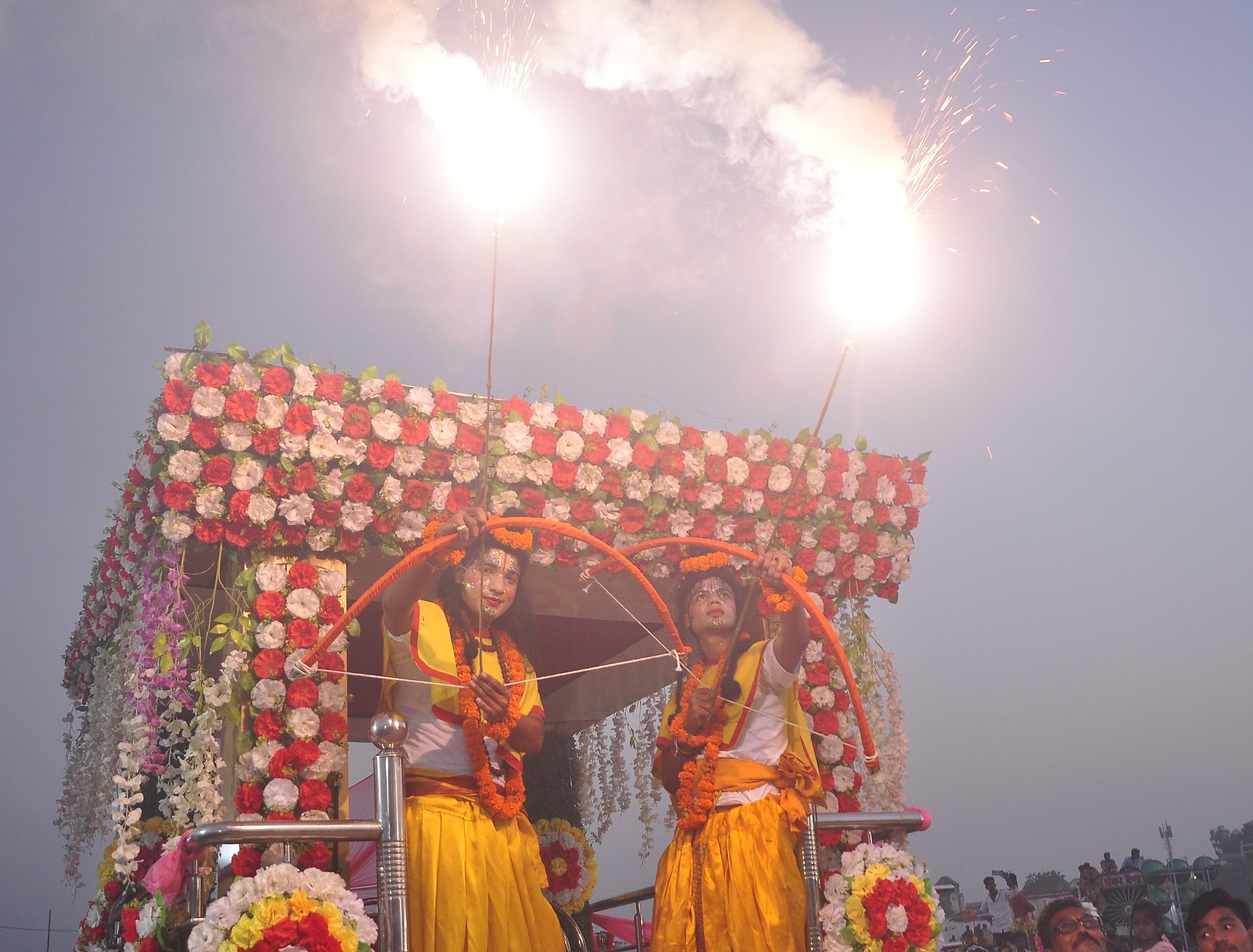 रामलीला मैदान में दशहरा के मौके पर रावण पर अग्नि बाण चलाते राम लक्ष्मण। संवाद रामलीला मैदान में दशहरा के मौके पर रावण पर अग्नि बाण चलाते राम लक्ष्मण। संवाद