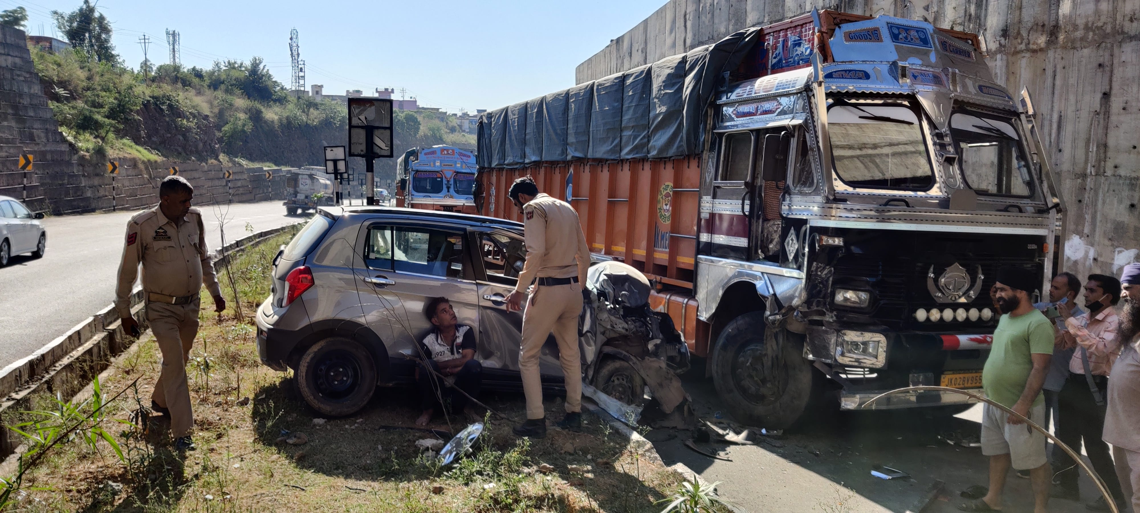 उधमपुर के अंबेडकर चौक पर डिवाइडर को पार कर ट्रक के साथ टकराई कार उधमपुर के अंबेडकर चौक पर डिवाइडर को पार कर ट्रक के साथ टकराई कार