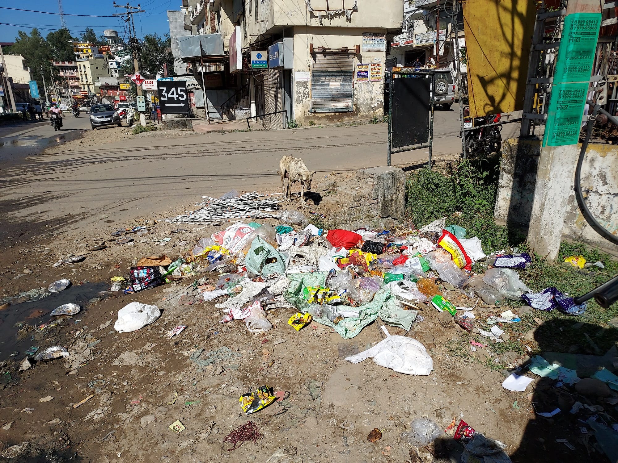 उधमपुर शहर में पुराने राजमार्ग के किनारे से डस्टबिन हटाने के बाद फैली गंदगी