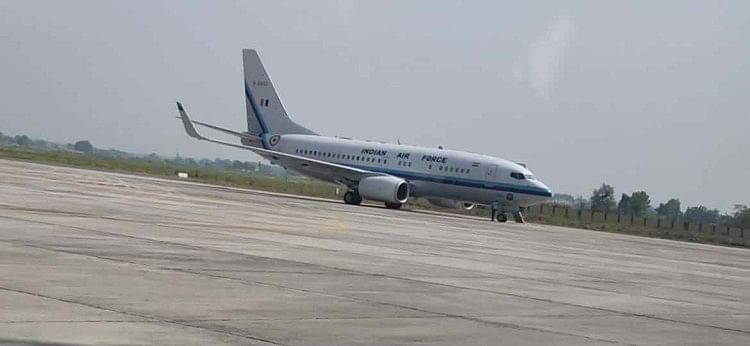 कुशीनगर अंतरराष्ट्रीय हवाई अड्डे पर उतरा प्रधानमंत्री के एक फ्लीट में शामिल बोइंग बी-737।संवाद।