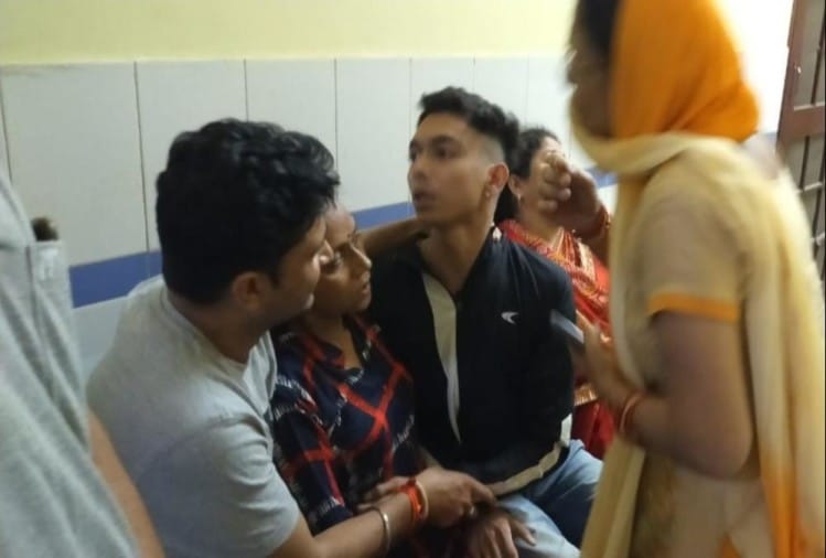 सड़क हादसे में तीन दोस्तों की मौत के बाद रोते बिलखते परिजन