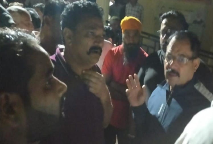 सड़क हादसे में तीन दोस्तों की मौत के बाद रोते बिलखते परिजन