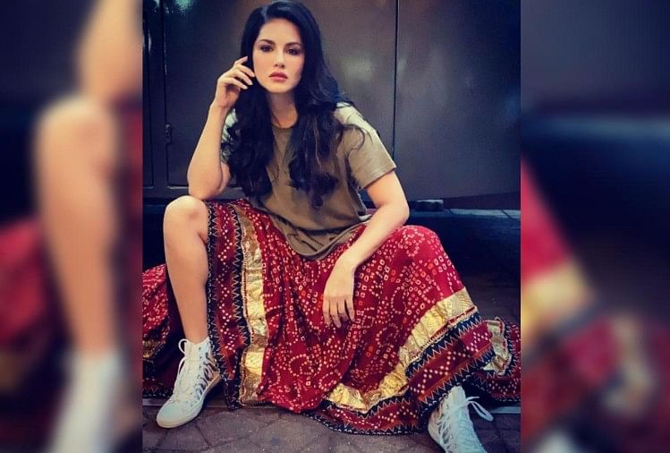 Sunny Leone Wear Chunri Print Lehenga With T Shirt Gets Funky Traditional  Style - सनी लियोनी ने घाघरा के साथ पहनी टी शर्ट, ट्रेडिशनल लुक को दिया फंकी  स्टाइल - Amar Ujala