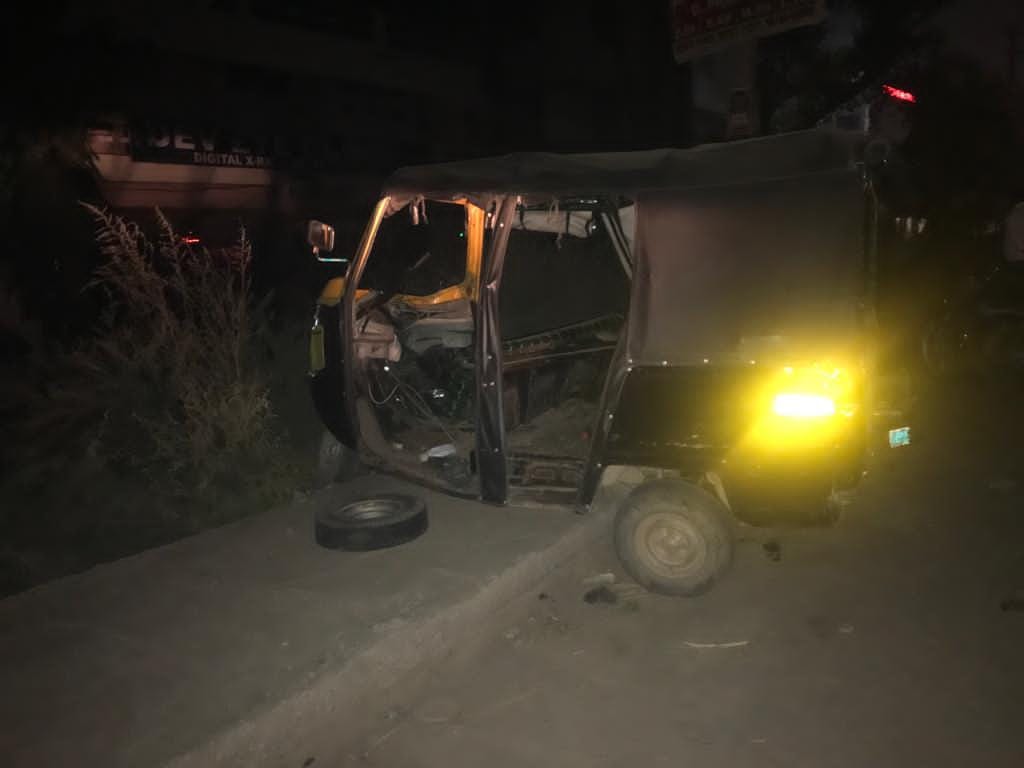 कार की चपेट में आने से क्षतिग्रस्त आटो। कार की चपेट में आने से क्षतिग्रस्त आटो।