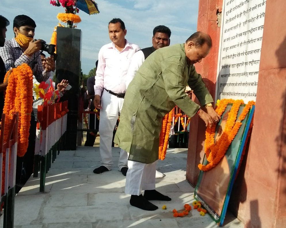 पट्टी के रूर में आयोजित किसान महोत्सव में शहीद स्मारक पर बाबा रामचंद्र के चित्र पर पुष्प अर्पित क पट्टी के रूर में आयोजित किसान महोत्सव में शहीद स्मारक पर बाबा रामचंद्र के चित्र पर पुष्प अर्पित क