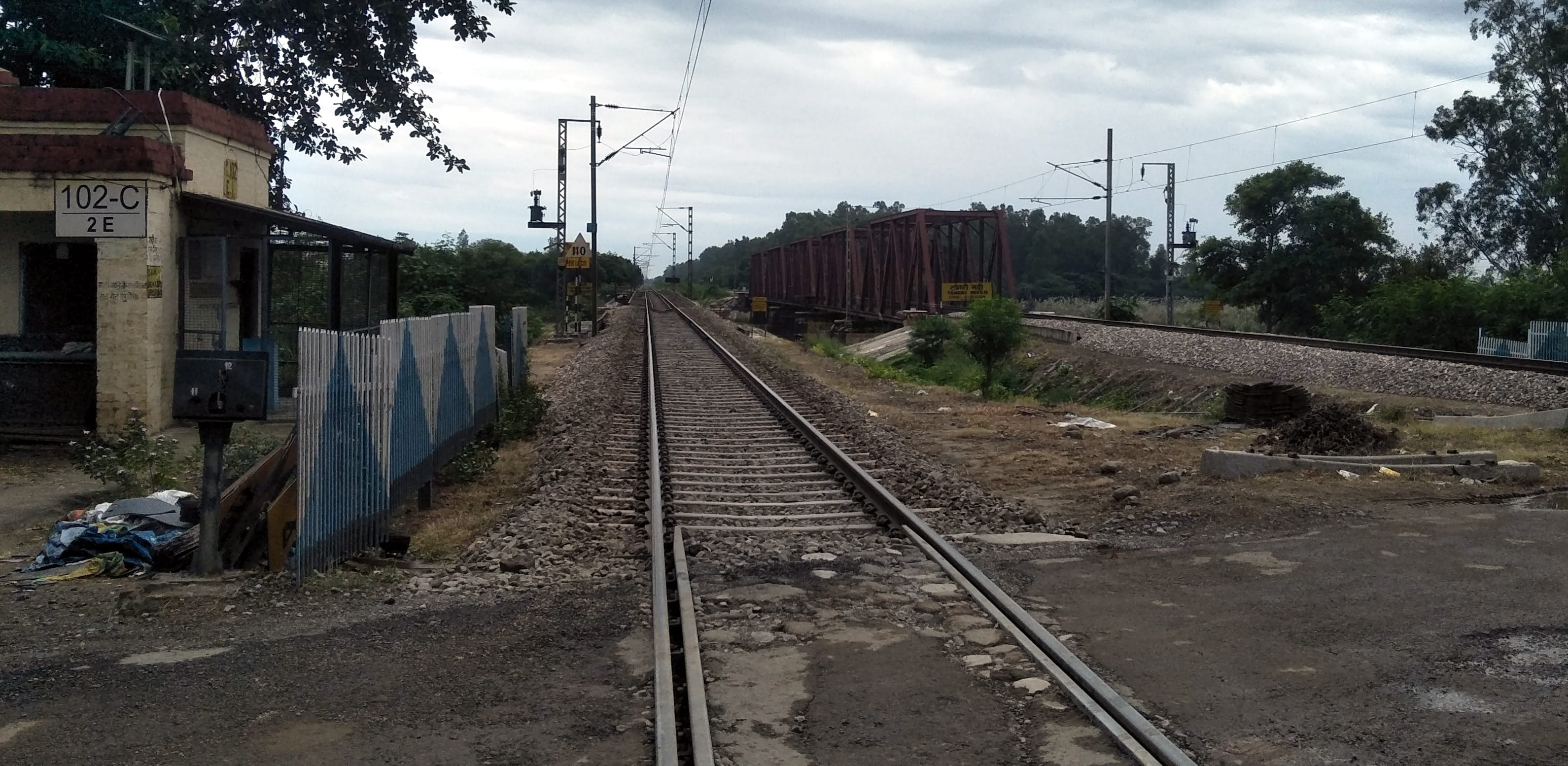 अंबाला छावनी के शाहपुर स्थित रेलवे ट्रैक।
