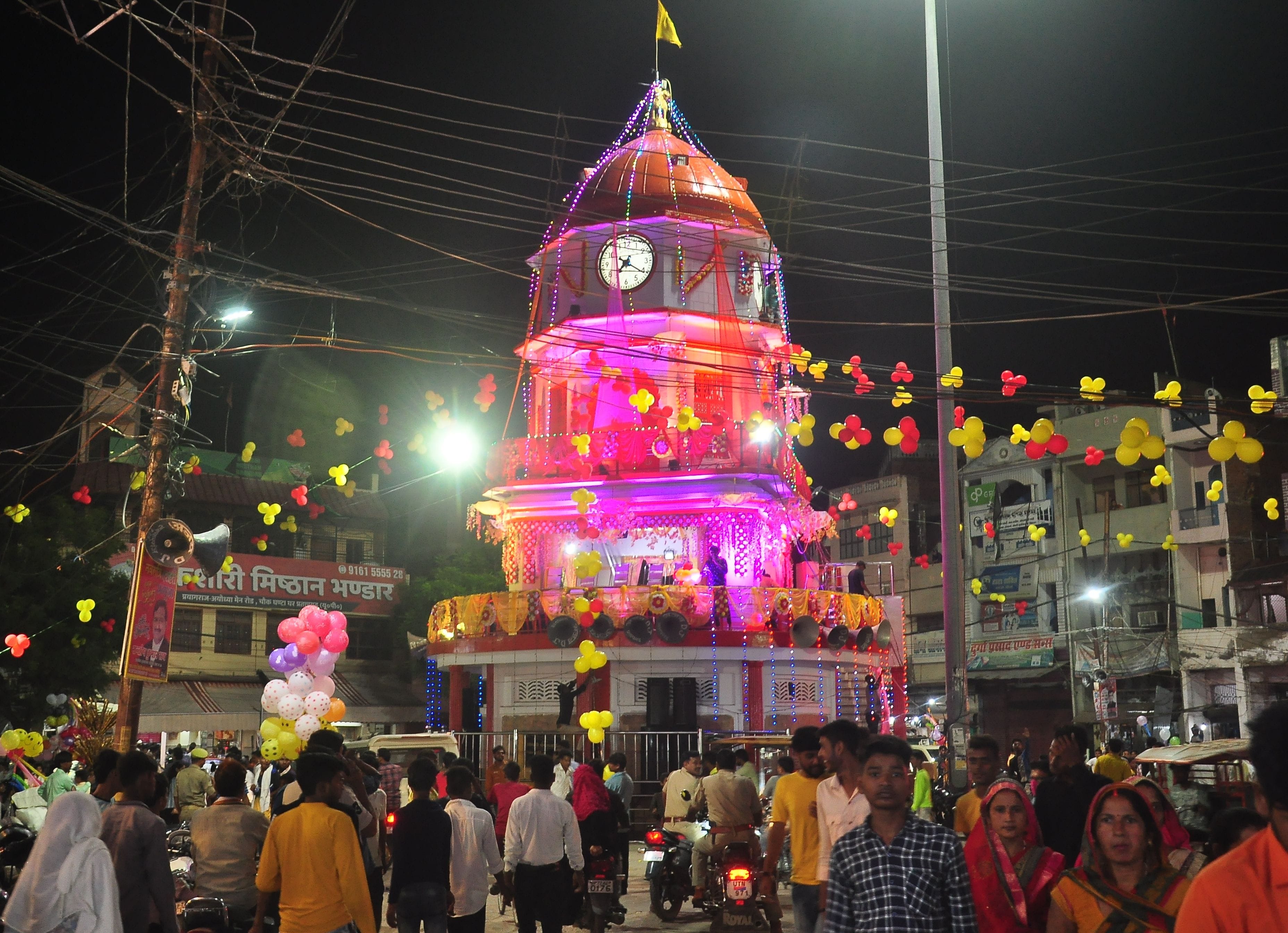 ऐतिहासिक भरत मिलाप मेले पर चौक घंटाघर को विद्युत झालरों से सजाया गया। संवाद