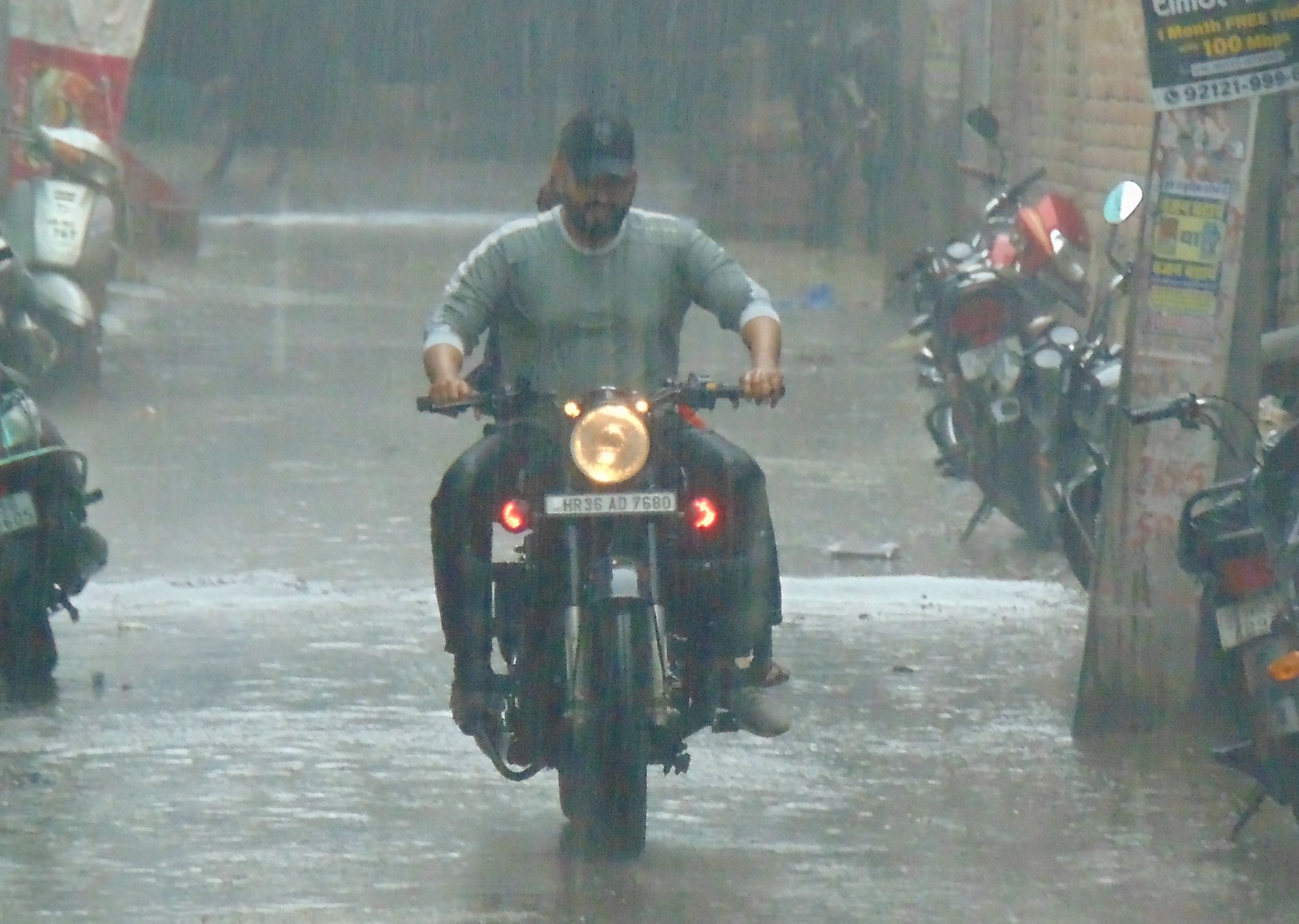 रविवार दोपहर में हो रही बारिश के बीच भीगते हुए जाता बुलेट मोटरसाइकिल सवार। संवाद रविवार दोपहर में हो रही बारिश के बीच भीगते हुए जाता बुलेट मोटरसाइकिल सवार। संवाद
