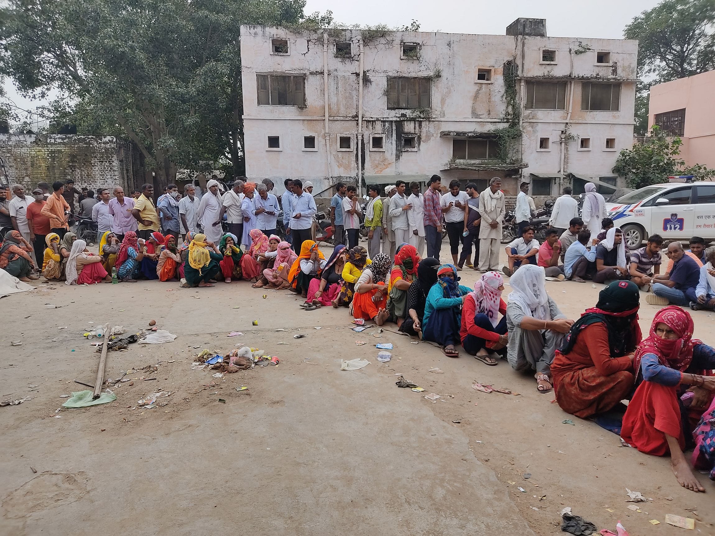 खाद बिक्री केंद्र के बाहर लगी महिलाओं व लोगों की लाइन। खाद बिक्री केंद्र के बाहर लगी महिलाओं व लोगों की लाइन।
