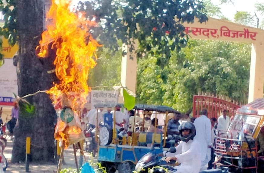 बिजनौर में तहसील के बाहर भाकियु कार्यकर्ताओं ने फूंका भारत सरकार का पुतला।