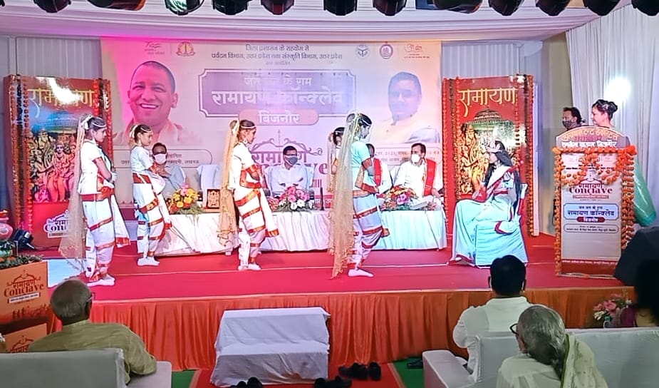 बिजनौर में विदुर कुटी पर रामायण कॉन्क्लेव कार्यक्रम में सांस्कृतिक प्रस्तुति देती छात्राएं।