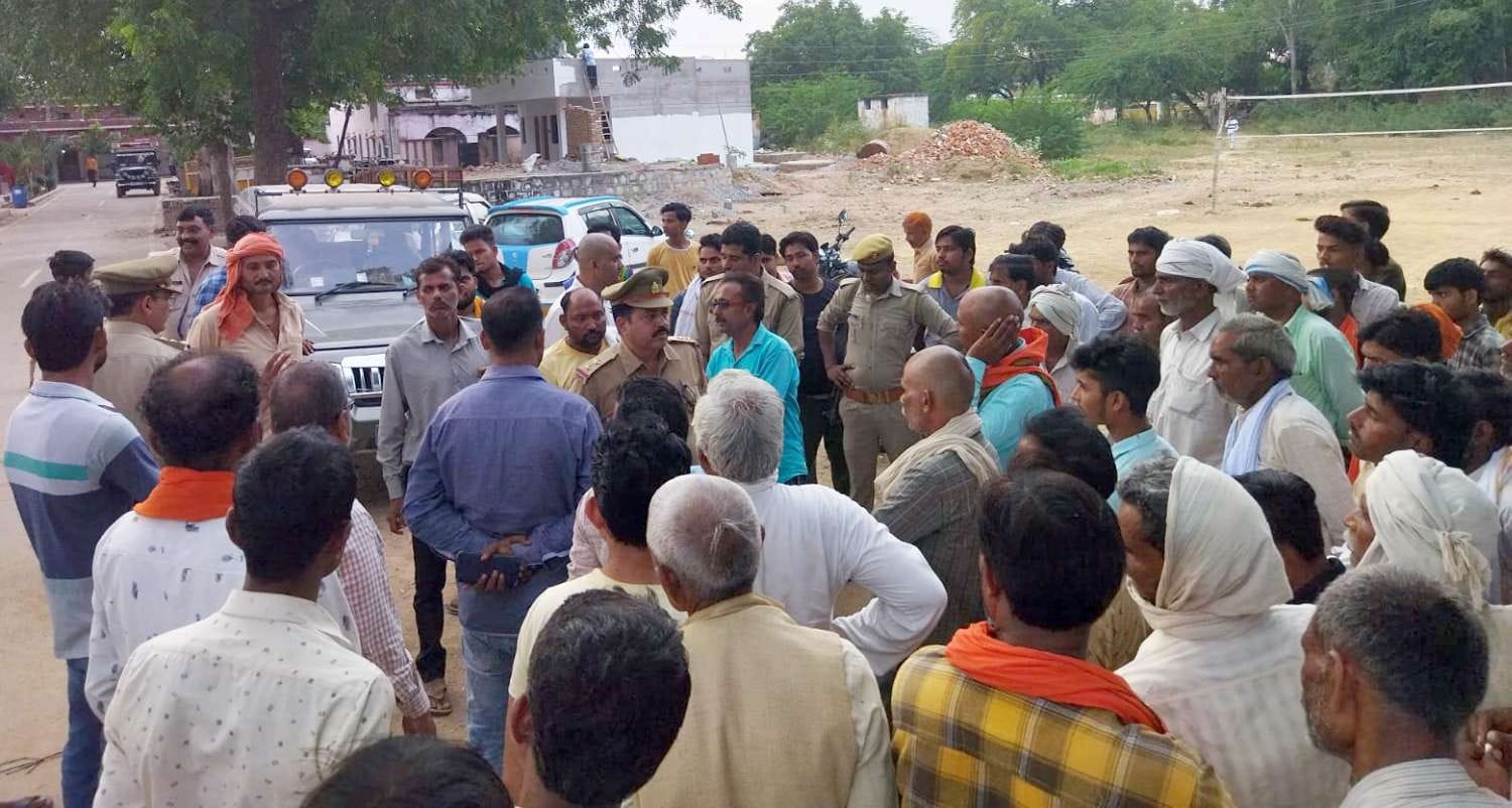थाने बाहर हंगामा कर रहे परिजनों और ग्रामीणों को समझाती पुलिस।