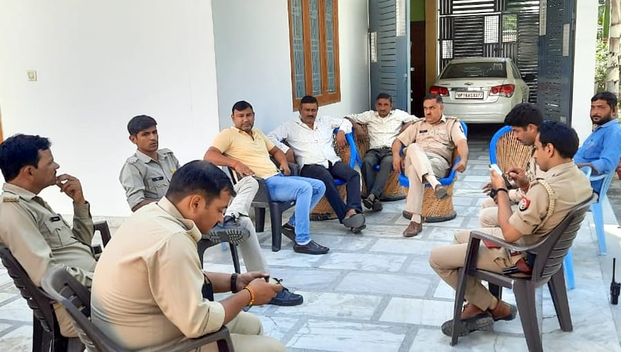 बिजनौर के ग्राम रशीदपुर गढ़ी में भाकियू कार्यकर्ताओं ने पुलिस ने किया नजरबंद।