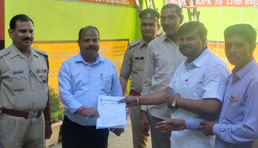 नजीबाबाद में एसडीएम और सीओ को ज्ञापन सौंपते किसान नेता। नजीबाबाद में एसडीएम और सीओ को ज्ञापन सौंपते किसान नेता।