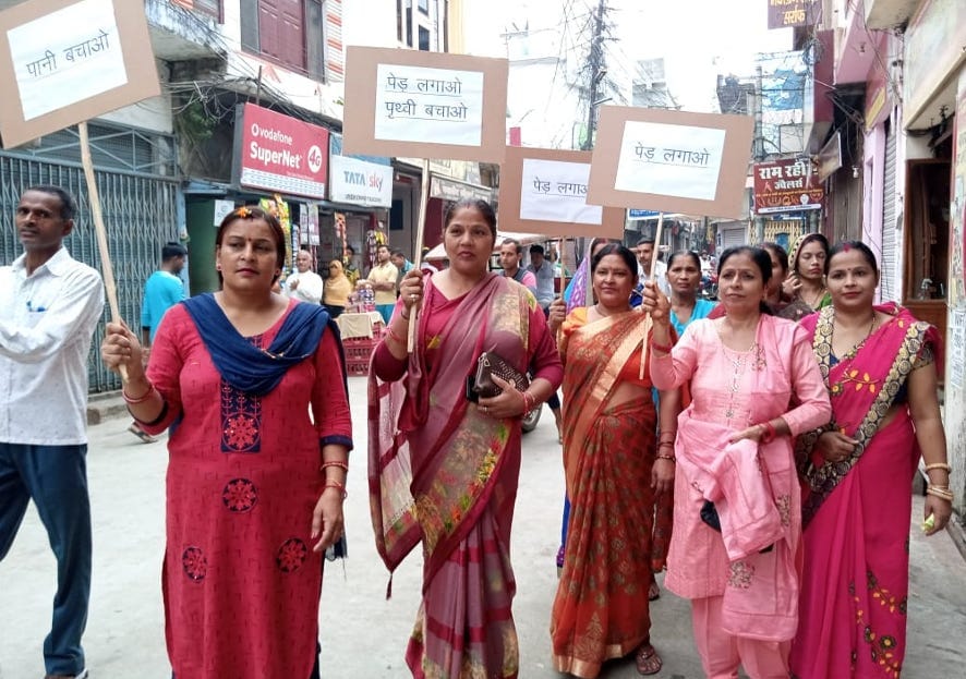 नजीबाबाद में पर्यावरण संरक्षण जागरूकता रैली निकालती महिलाएं। नजीबाबाद में पर्यावरण संरक्षण जागरूकता रैली निकालती महिलाएं।