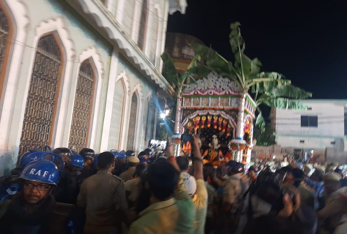 मऊ के शाही कटरा मैदान में भरत मिलाप 