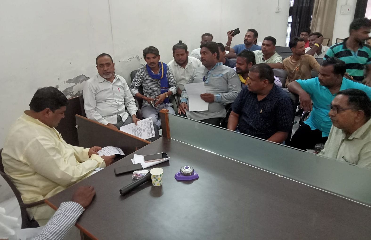 सफाई कर्मियों से समझौता वार्ता कराते नगर के गणमान्य लोग। संवाद। सफाई कर्मियों से समझौता वार्ता कराते नगर के गणमान्य लोग। संवाद।