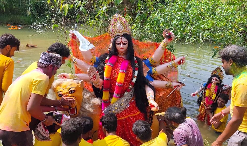  जिले के बरगढ़ स्थित तालाब में देवी विसर्जन करते भक्तगण। संवाद