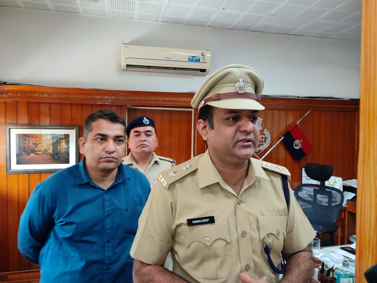 पत्नी की हत्या करने के मामले की जानकारी देते पुलिस अधीक्षक कमलदीप गोयल। संवाद