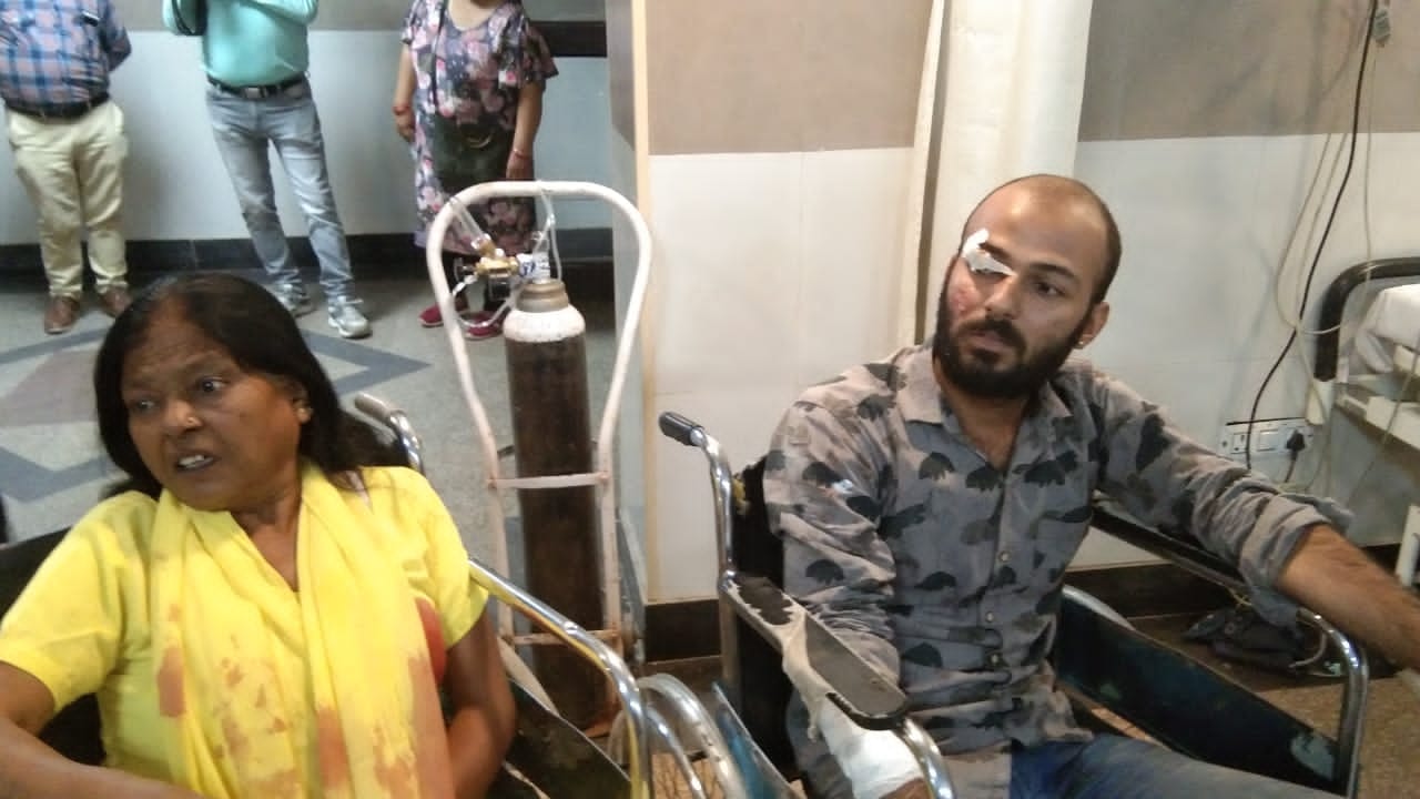 सड़क हादसे में घायल महिला व युवक अंबाला छावनी के नागरिक अस्पताल में उपचाराधीन। सड़क हादसे में घायल महिला व युवक अंबाला छावनी के नागरिक अस्पताल में उपचाराधीन।