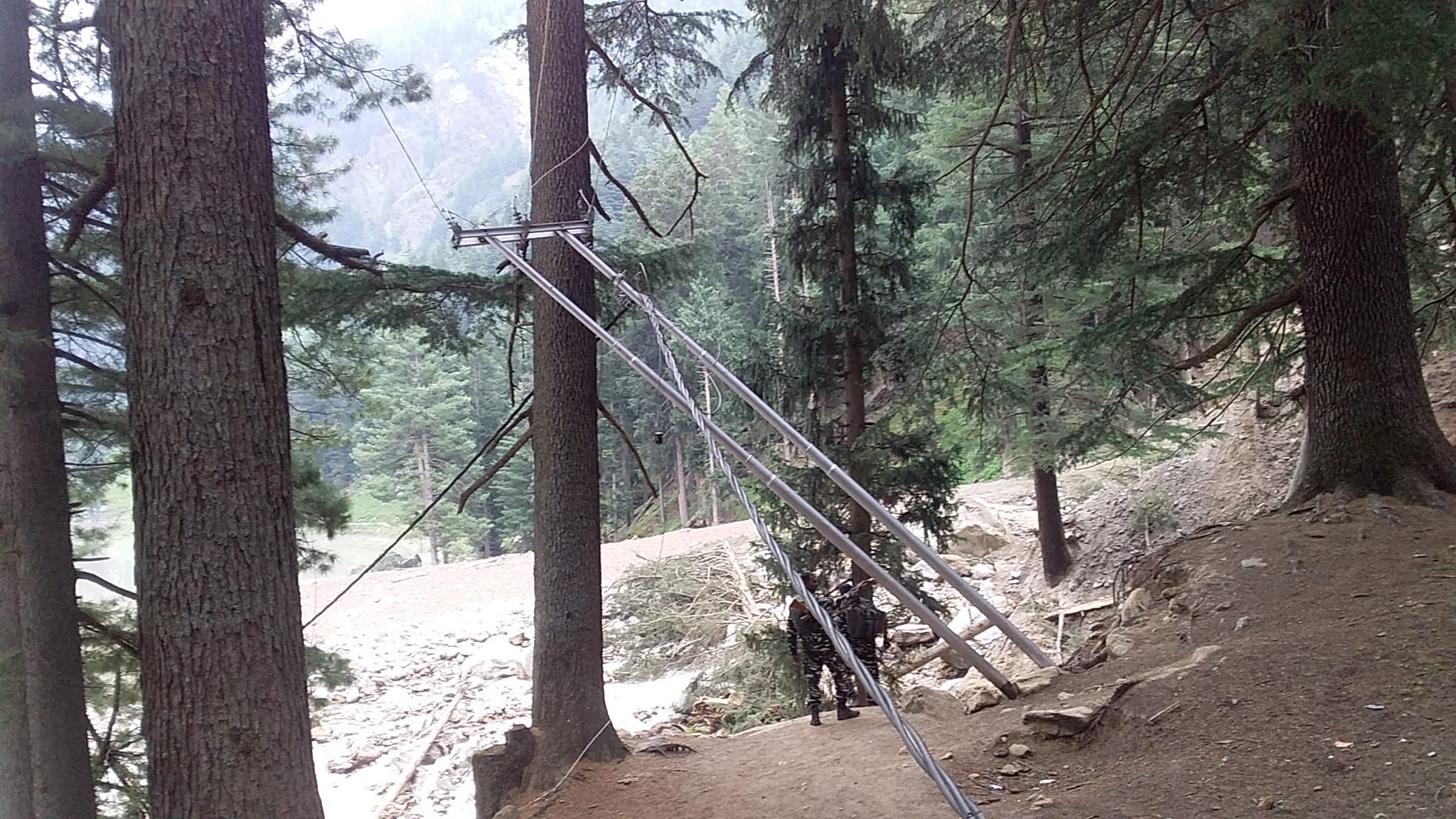 फोटो...कुंडेल से मचैल तक की बिजली लाईन की हालत चाटू नामक स्थान के पास।