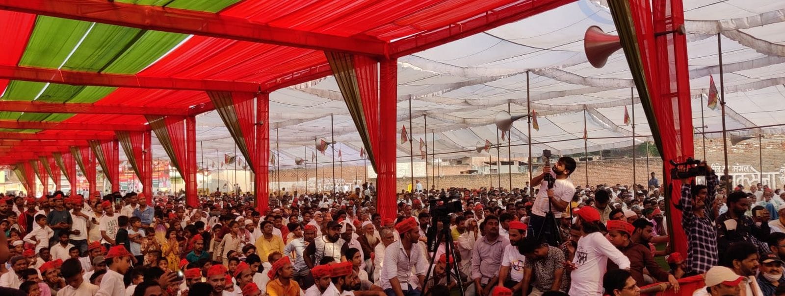 ककराला में पूर्व मंत्री सलीम इकबाल शेरवानी की सभा में मौजूद भीड़। संवाद