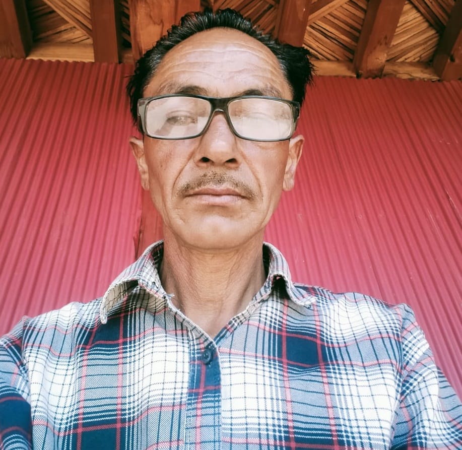 पंचायत सना के गदयाड़ा स्कूल की जानकारी देते पंचायत प्रतिनिधी, स्कूल की खस्ता हालत व बाहर बैठे बच् पंचायत सना के गदयाड़ा स्कूल की जानकारी देते पंचायत प्रतिनिधी, स्कूल की खस्ता हालत व बाहर बैठे बच्