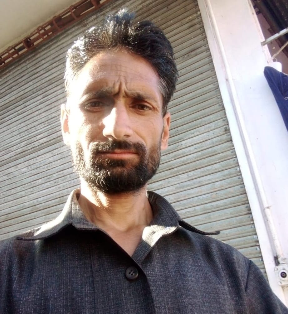 पंचायत सना के गदयाड़ा स्कूल की जानकारी देते पंचायत प्रतिनिधी, स्कूल की खस्ता हालत व बाहर बैठे बच् पंचायत सना के गदयाड़ा स्कूल की जानकारी देते पंचायत प्रतिनिधी, स्कूल की खस्ता हालत व बाहर बैठे बच्