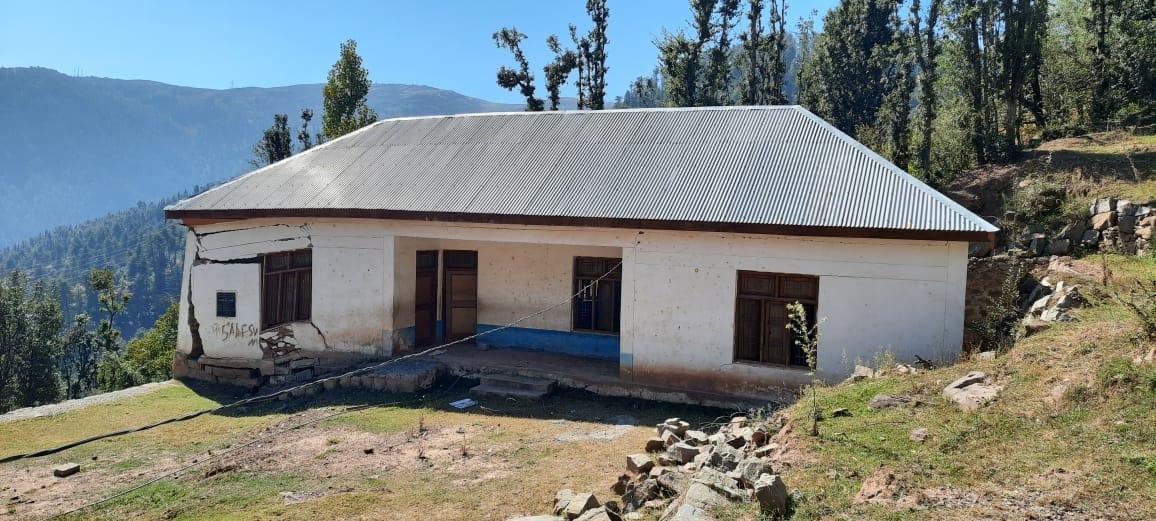 पंचायत सना के गदयाड़ा स्कूल की जानकारी देते पंचायत प्रतिनिधी, स्कूल की खस्ता हालत व बाहर बैठे बच् पंचायत सना के गदयाड़ा स्कूल की जानकारी देते पंचायत प्रतिनिधी, स्कूल की खस्ता हालत व बाहर बैठे बच्