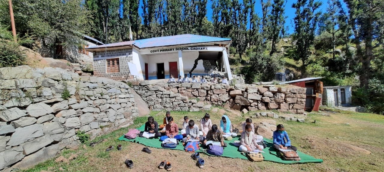 पंचायत सना के गदयाड़ा स्कूल की जानकारी देते पंचायत प्रतिनिधी, स्कूल की खस्ता हालत व बाहर बैठे बच् पंचायत सना के गदयाड़ा स्कूल की जानकारी देते पंचायत प्रतिनिधी, स्कूल की खस्ता हालत व बाहर बैठे बच्
