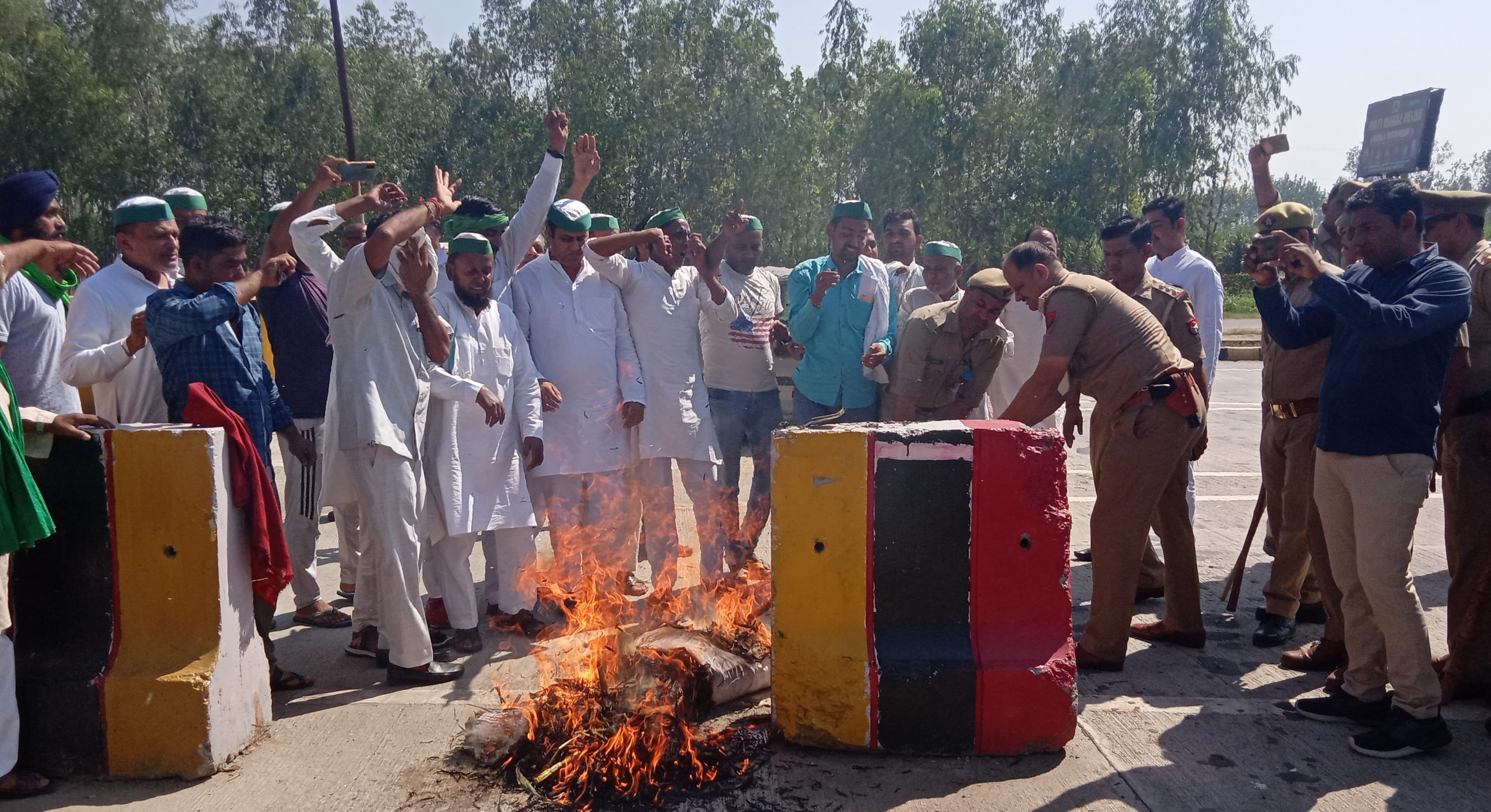 छपार टोल प्लाजा पर प्रधानमंत्री का पुतला फूंकते भाकियू कार्यकर्ता छपार टोल प्लाजा पर प्रधानमंत्री का पुतला फूंकते भाकियू कार्यकर्ता