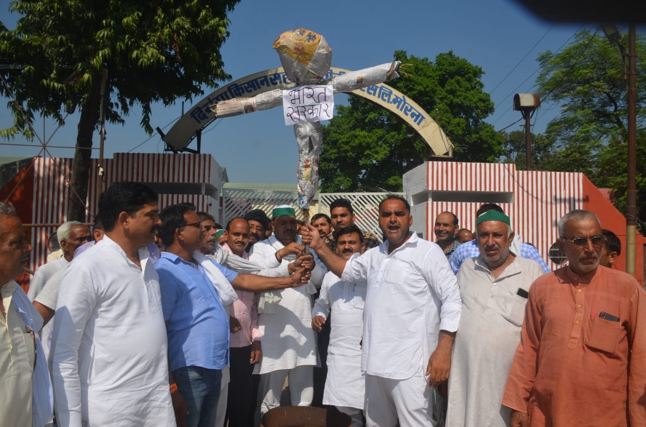 मोरना चीनी मिल में सरकार का पुतला जलाते भाकियू कार्यकर्ता। मोरना चीनी मिल में सरकार का पुतला जलाते भाकियू कार्यकर्ता।