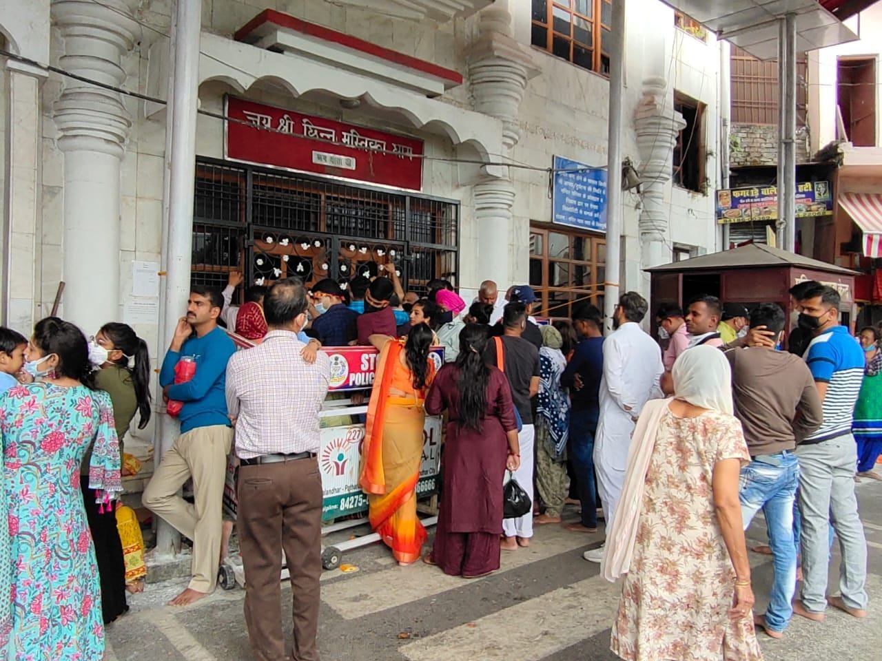 चिंतपूर्णी में लिफ्ट की तरफ लगी श्रद्धालुओं की भीड़