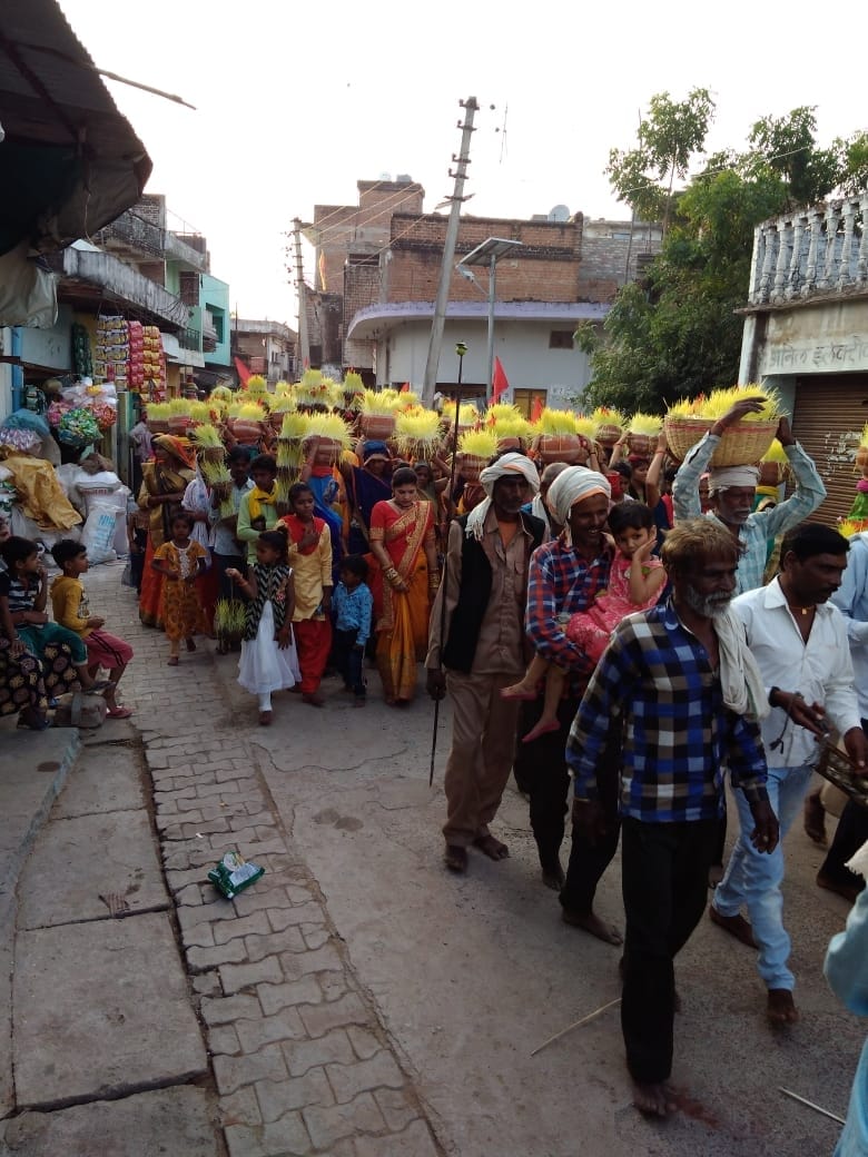 जवारों को विसर्जन को ले जाते श्रृधालू जवारों को विसर्जन को ले जाते श्रृधालू