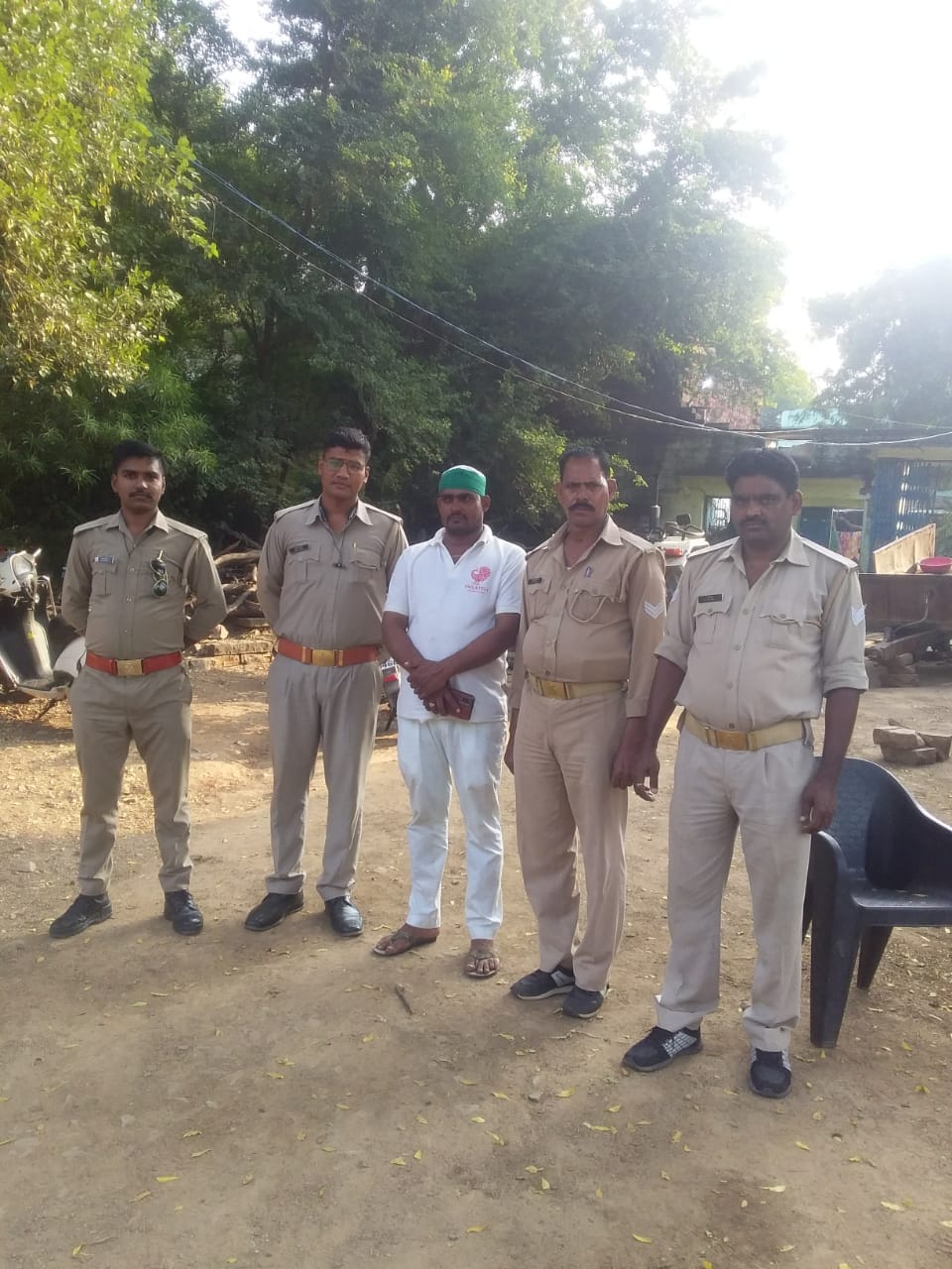 भाकियू जिलाध्यक्ष रंजीत यादव के घर मौजूद पुलिस भाकियू जिलाध्यक्ष रंजीत यादव के घर मौजूद पुलिस
