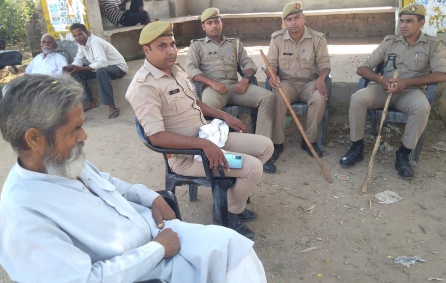 मंडावली के मंझाडी भट्टे पर किसान प्रदर्शन रोकने के लिए बैठी पुलिस। मंडावली के मंझाडी भट्टे पर किसान प्रदर्शन रोकने के लिए बैठी पुलिस।