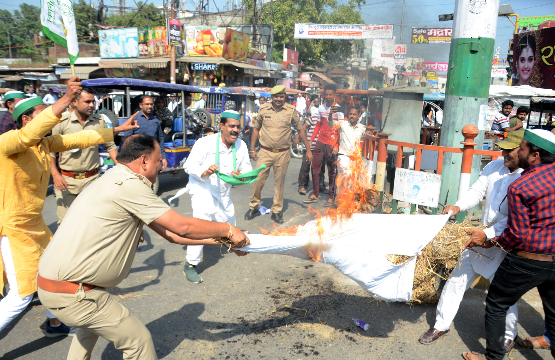 मुजफ्फरनगर के मीनाक्षी चौक पर केंद्र सरकार का पुतला फूंकते भाकियू कार्यकर्ताओं से पुतला छीनती ? मुजफ्फरनगर के मीनाक्षी चौक पर केंद्र सरकार का पुतला फूंकते भाकियू कार्यकर्ताओं से पुतला छीनती ?