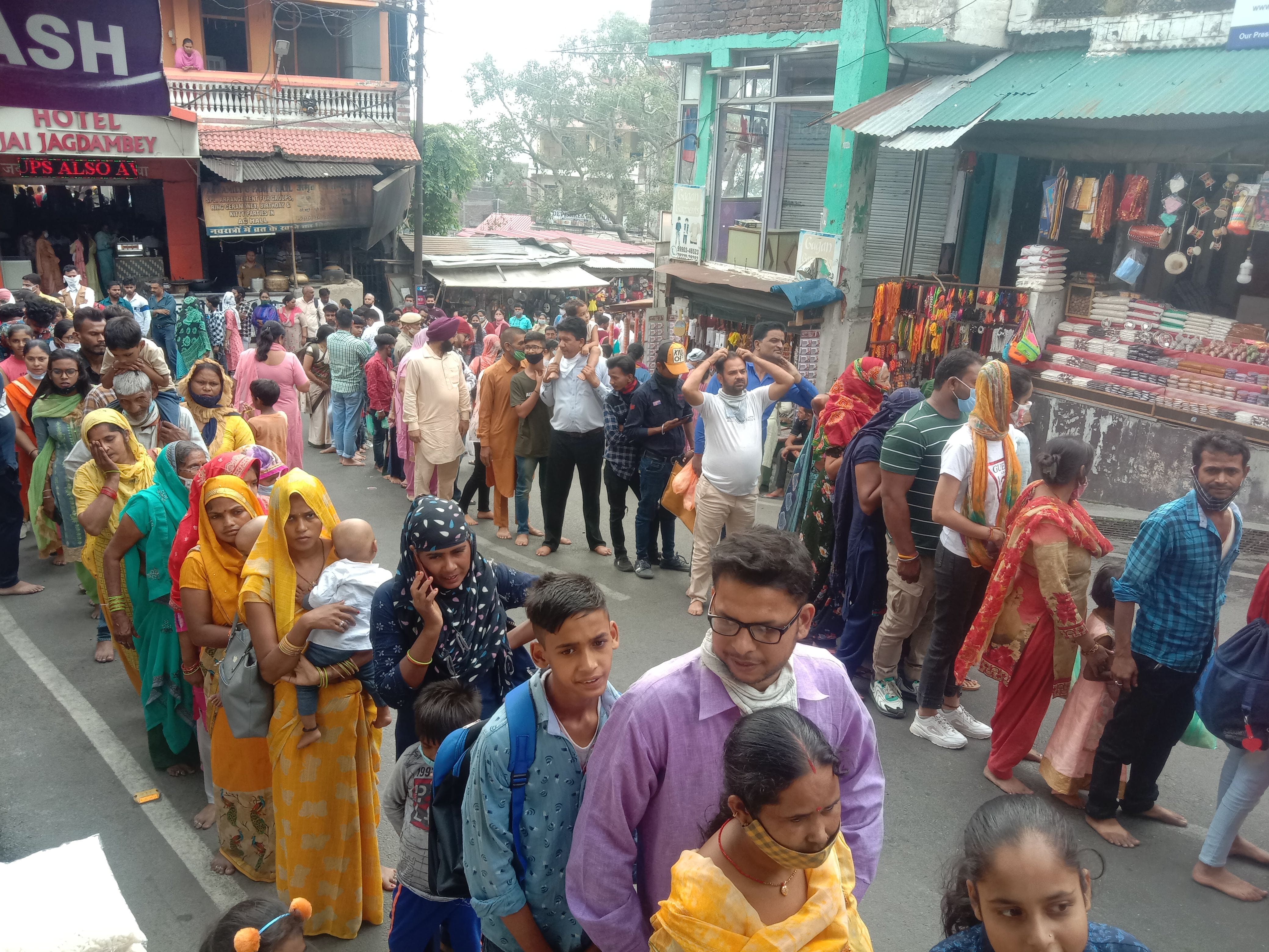 चिंतपूर्णी में रविवार को माता रानी के दर्शनों को लगी कतारें।