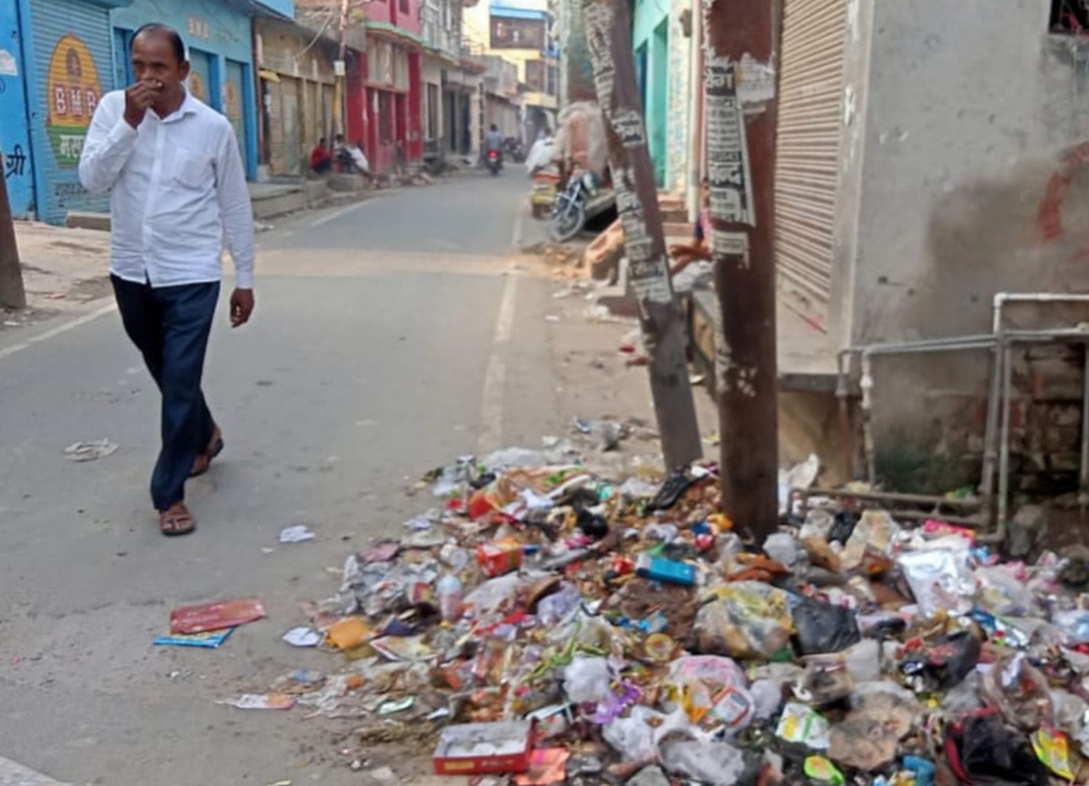कायमगंज स्थित गंगा दरवाजा में सड़क किनारे फैली गंदगी। संवाद कायमगंज स्थित गंगा दरवाजा में सड़क किनारे फैली गंदगी। संवाद