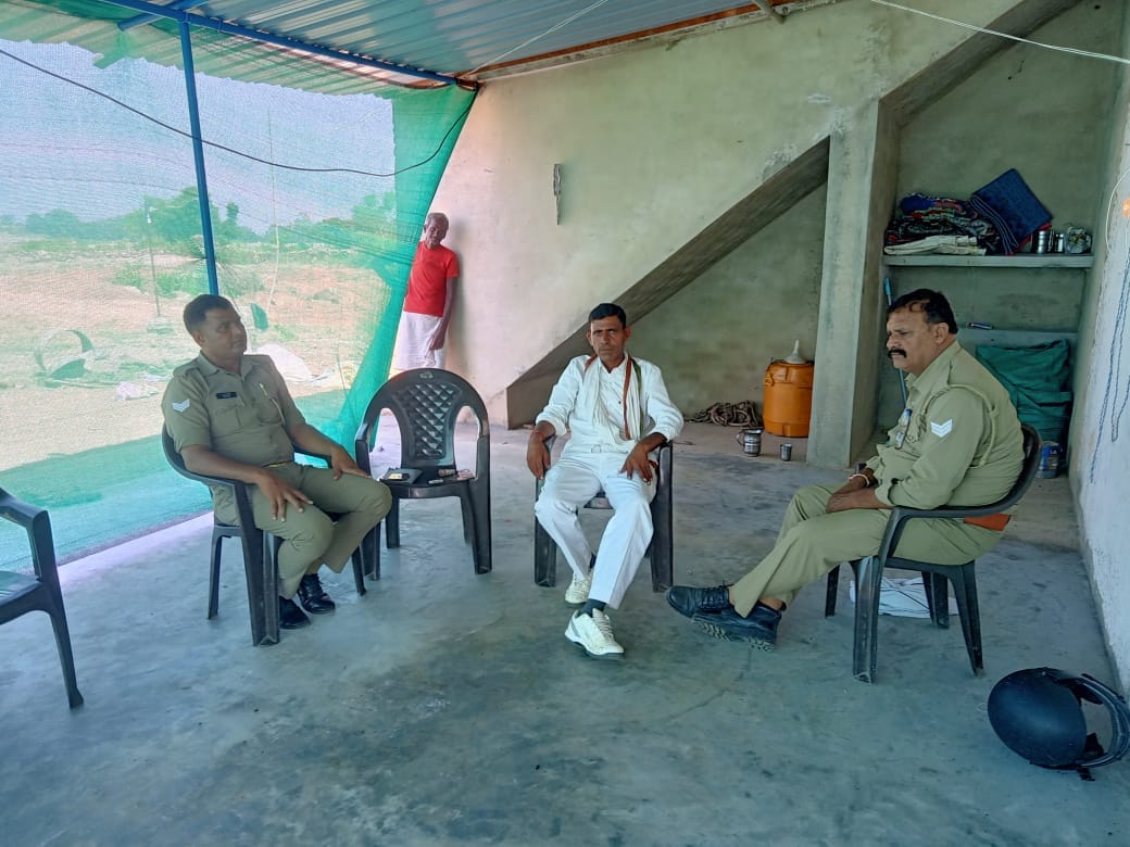 तालबेहट भाकियू अध्यक्ष के घर पर लगा पुलिस का पहरा तालबेहट भाकियू अध्यक्ष के घर पर लगा पुलिस का पहरा